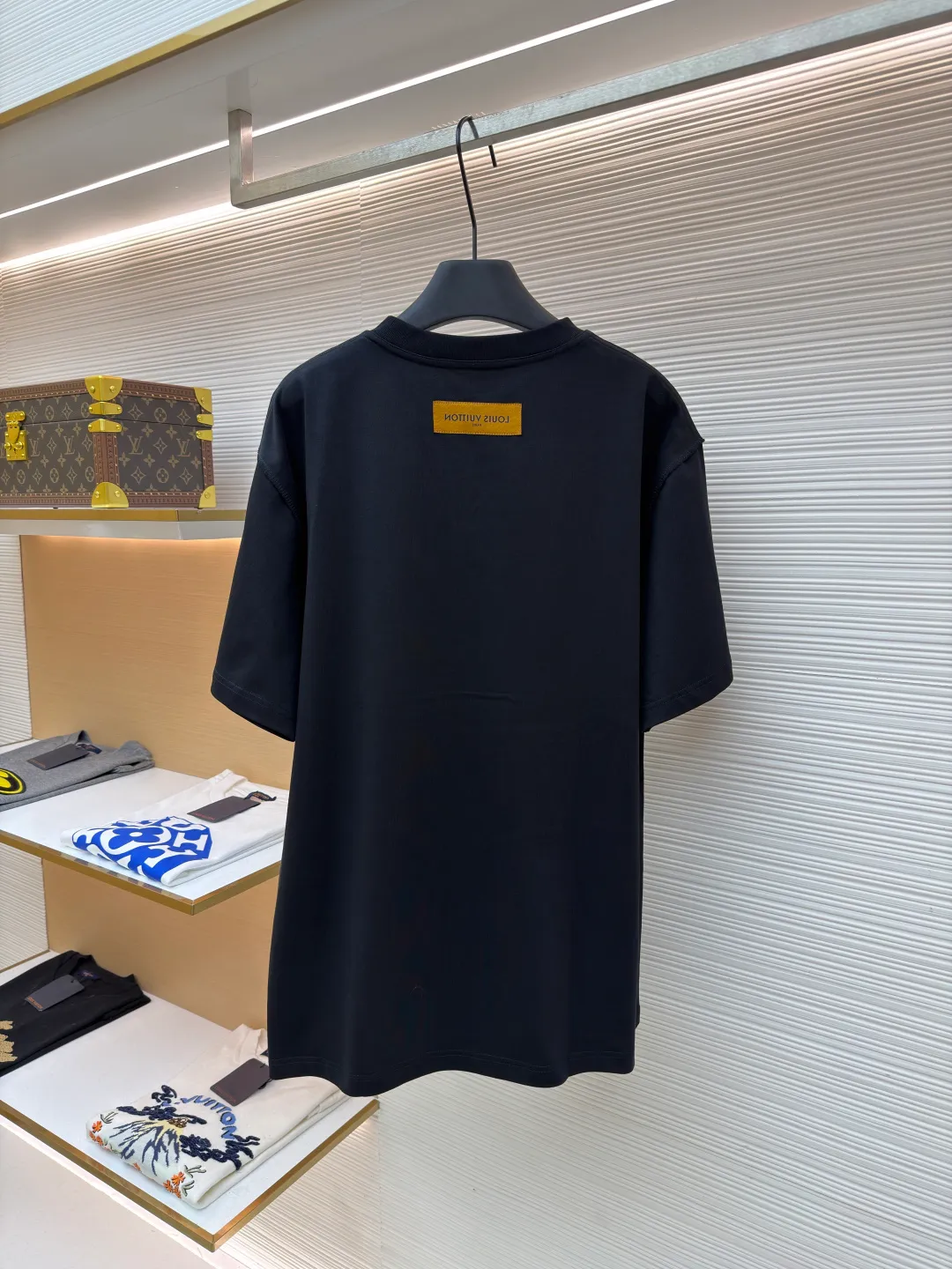 LOUISVUITTON embossed small label T-shirt ●Authentic product: purchased and developed at 5450 ●Item number: 1680100-A00 ●Fabric: pure cotton fabric ●Technology: embossed production ●Version: fitted version ●Weight: about 330 grams ●Size: XS-S-M-L ●Description: Fabric is 40S/2 Double-strand smooth cotton plain weave, dust-free wool processing; matching 40s single-strand combed cotton, 280g cylindrical machine rib. The front panel is stamped and filled. After low-temperature stamping with a steel stamp, the inside is filled with foam cotton. The bottom surface is directly sealed with low-temperature hot melt glue at 80 degrees Celsius. The integrated machine operation makes the relief pattern three-dimensional and full and stylish. High-quality products require natural and beautiful products. The overall wiring is straight and delicate, the fabric is comfortable and soft, and the color is consistent without color difference. It can be matched with the same style to create a fashionable look and control various occasions. Customized accessories, complete with three standards, same style for men and women!
